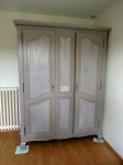 armoire relookée, taupe foncé, patinée chaulé